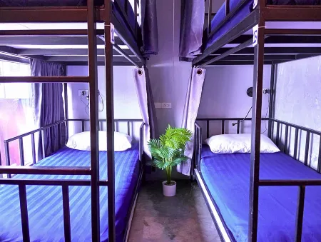 Bangkok BM B&B Отели рядом с достопримечательностью «Wat Maha But Temple - Mae Nak Shrine»