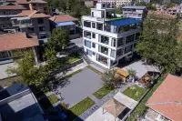 Under the black spade tree Hotels in Heishui