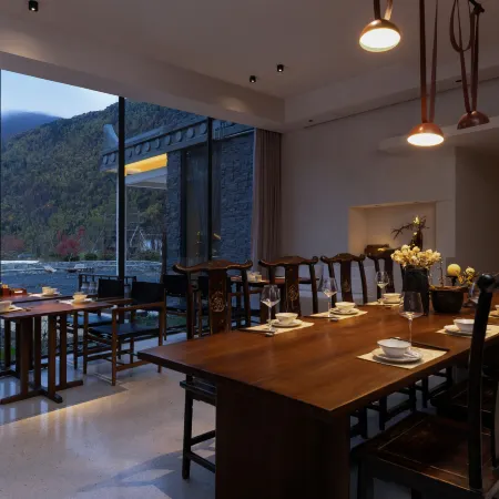 Four-Goddess Mountain Cloud View Fan's Lodging
