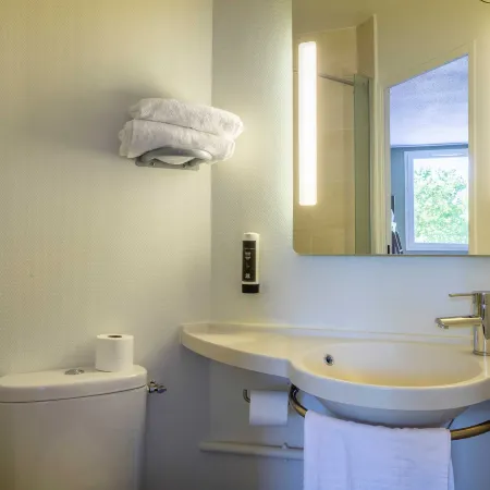 B&B HOTEL Toulon Ollioules Отели рядом с достопримечательностью «Паром Тоулон»