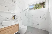 Tranquil Room – Minutes from Parks, Shops & Easy Airport Commute