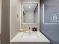 Manzhouli Zhongsu Hemu Hotel (Manzhouli Railway Station Zhongsu Pedestrian Street) - موقف سيارات
