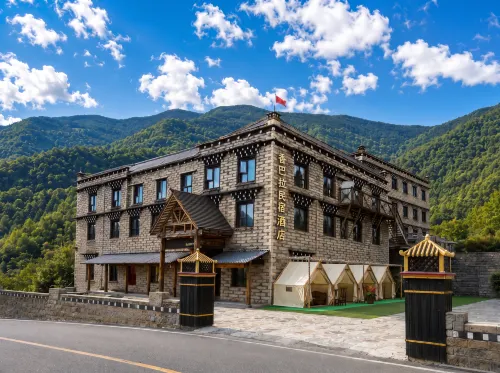 Shanbara Homestay (Daocheng Yading Visitor Center) - พร้อมระเบียง