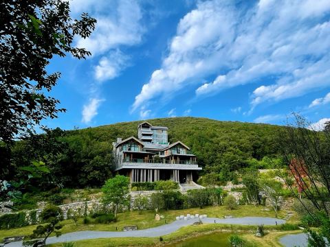 the Lishan Bright Moon Hotel