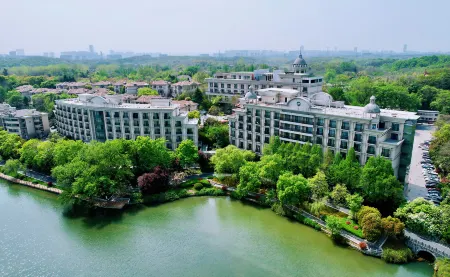 Mingfa Pearl Spring Hotel Отели рядом с достопримечательностью «Sifang Contemporary Art Museum»