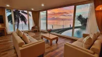 Vannee Golden Sands Beachfront Resort - Beach