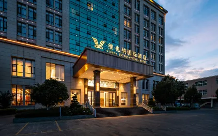 Vienna International Hotel (Baoshan High-speed Railway Station Wuyue Plaza) Отели в г. Баошан
