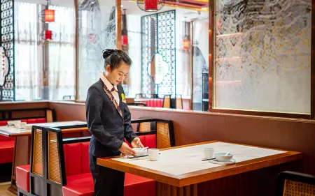 Vienna International Hotel (Baoshan High-speed Railway Station Wuyue Plaza) Отели в г. Баошан