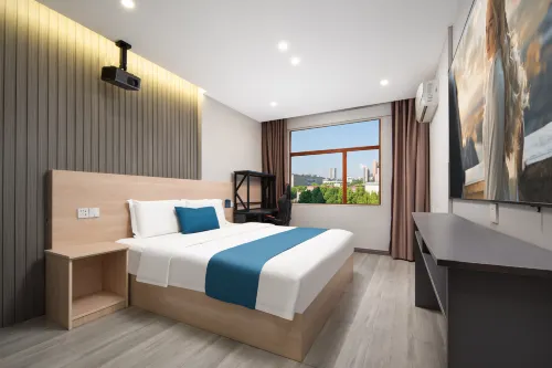 Mozhiye Movie Hotel