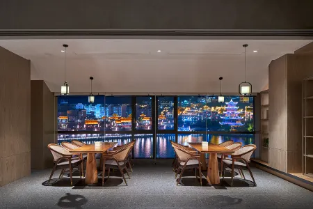 Jiulong Yipin Hotel (Zhenyuan Ancient City New Bridge) Отели рядом с достопримечательностью «Zhusheng Bridge»