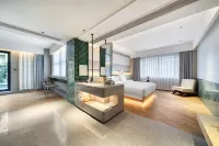 Elong Hotel (Quzhou High-Speed Railway Station Guojin Center)