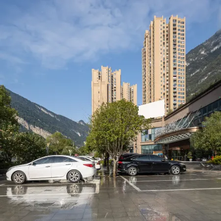 River & Holiday Rezen Hotel Pengshui