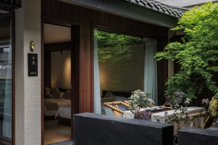 RETURN Courtyard Hotel Отели рядом с достопримечательностью «Zhaojue Temple»