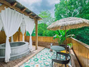 Qingcheng Mountain YINGXIGU Valley Forest Private Tang Cinema Hotel