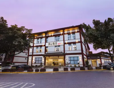Lanshan Yisu Hotel (Jinsha Plaza Beiguan Stone Archway) فنادق في لونغ تشانغ