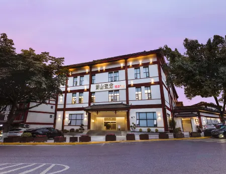 Lanshan Yisu Hotel (Jinsha Plaza Beiguan Stone Archway) Отели рядом с достопримечательностью «Chuannan Normal College for Childhood Education»