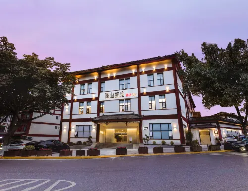 Lanshan Yisu Hotel (Jinsha Plaza Beiguan Stone Archway) Hotels in Longchang