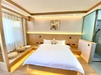 A homestay by the lotus pond