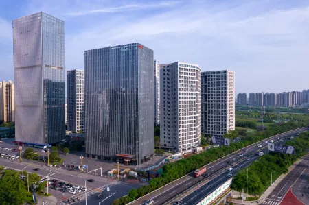 Hawthorn by Wyndham Changsha Furong Отели рядом с достопримечательностью «Hunan Biological and Electromechanical Polytechnic (Donghu Campus)»