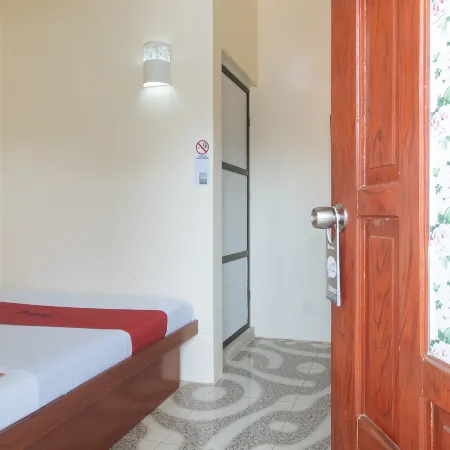 RedDoorz @ Queens Hometel