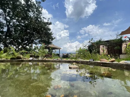 Phoenix Feather Returns to the Half-Mountain Residence Отели в г. Шанлинь