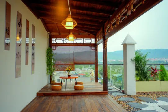 Maitreya Huxi Man Hot Spring Homestay (Huquan Water Town Tourist Resort Scenic Area Branch)