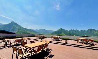 Fengcheng International Hotel (Wolong Villa)
