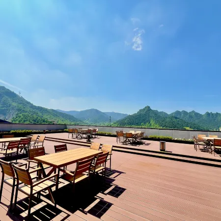 Fengcheng International Hotel (Wolong Villa)