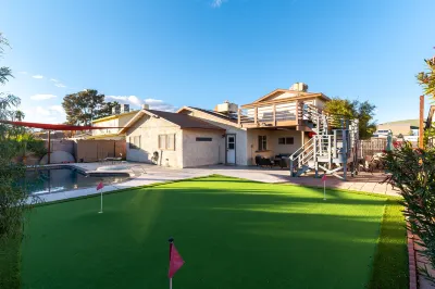 Fun 5 bedroom home by strip, pool, putting green Hotels near Speedway