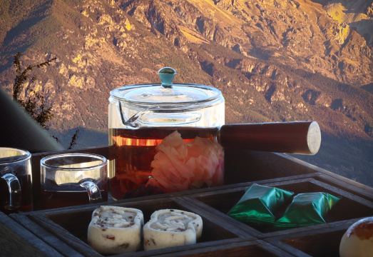 Yulong Sadhu Inn의 루프탑에서 바라본 설산 전망