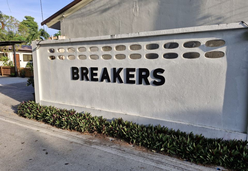 뉴 브레이커스 호텔 라와이의 모던한 객실 내부