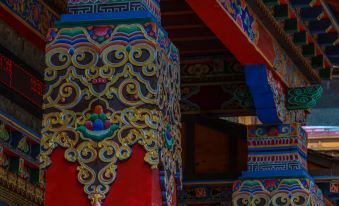 Shangri-La 5th Meteorite Light Year Hotel (Dukezong Ancient City Shop)