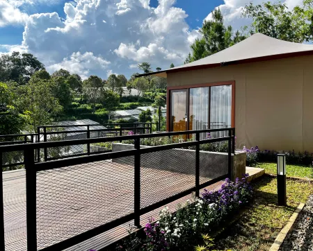 Tebing View Glamping, Azana Hotels Collection Отели рядом с достопримечательностью «Taman Kupu-Kupu Cihanjuang»