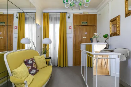 H-A San Mateo Suites Отели рядом с достопримечательностью «Небоскреб "Испания"»