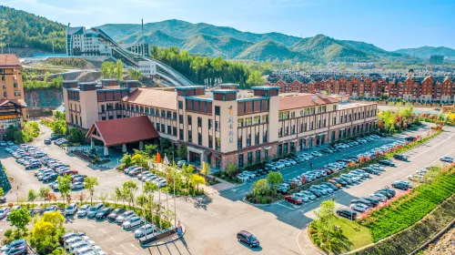 Luming Hot Spring Hotel (Wanfeng Tonghua Ski Resort)