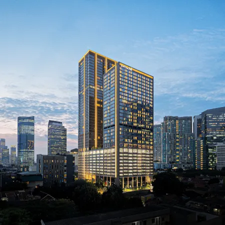 Swissôtel Living Jakarta Mega Kuningan Отели рядом с достопримечательностью «Статуя Панчоран»