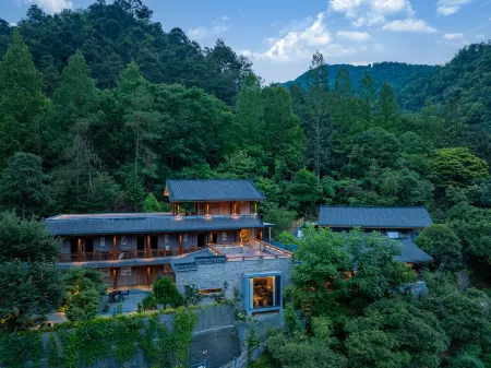 Wudang Mountain Xiaoyao Residence (Xiaoyao Valley Scenic Area Store) Отели рядом с достопримечательностью «Langmei Temple»