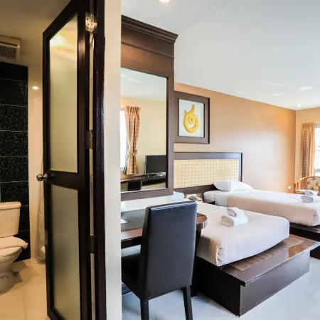 Madina Rayong Hotel Отели рядом с достопримечательностью «Лагерь Маха Сурасингханарт»