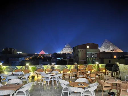 The View Pyramids Hotel Отели рядом с достопримечательностью «Пирамида царицы Хетепхерес I»