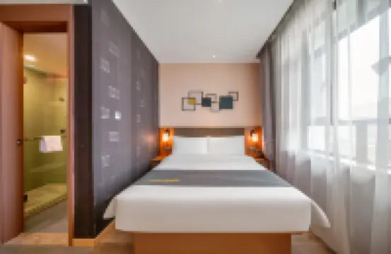 โรงแรมโฮมอินน์ พลัส (เขตทัศนียภาพเมืองเก่าคัชการ์) โรงแรมใกล้จตุรัสคนเมือง