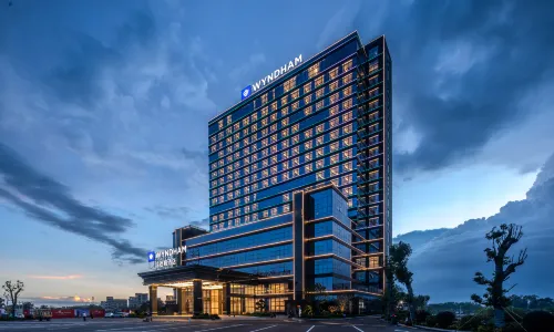 Huazhou Huaxun Wyndham Hotel