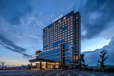 Huazhou Huaxun Wyndham Hotel Hotels near GuangDongSheng MaoMingShi MinZhu Lu BuXingJie