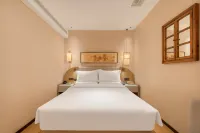 Seasons Rendezvous Hotel