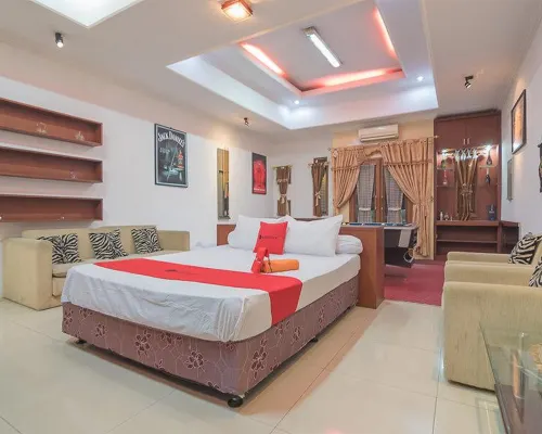 RedDoorz Syariah Near Margahayu Raya Hotels in Buahbatu