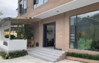 Moon Patrol Theme Hotel (Wolong China Giant Panda Garden Shenshuping Base of Ccrcgp) - موقف سيارات