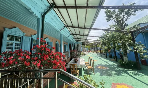 Yining Ancient Tree Courtyard Homestay