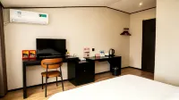 Chengde Fenghuang Hotel (Yingshouyingzi Station)