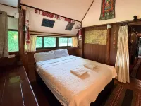 Good Life Dacha Riverside & Parkside Retreat Hotel di Pai