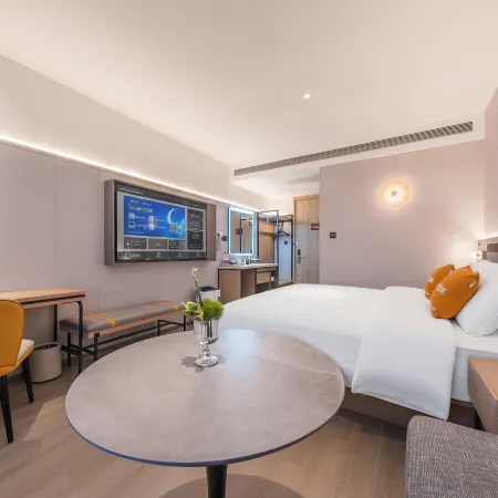 Homeinn Plus Hotel (Changbai County G331 National Highway Yalu River Street)