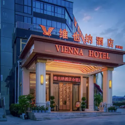 Vienna Hotel (Guiyang Huaxi Slate Whistle Subway Station Branch) Hotels near Tianhe Lake